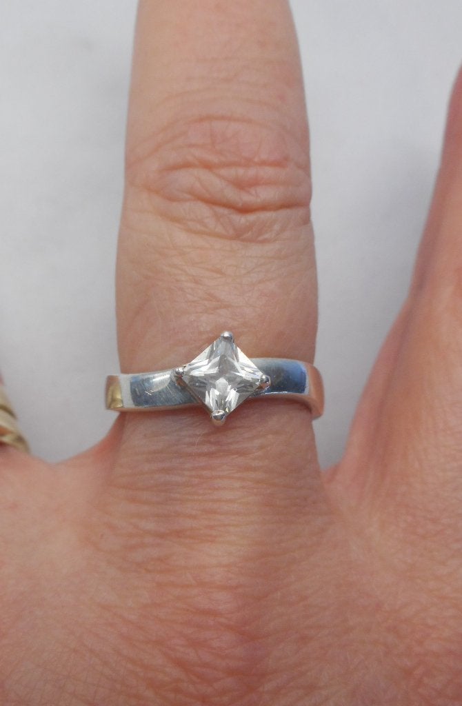 Zilveren aparte ring met heldere steen maat 17.75 nr.798, Verzenden, Zo goed als nieuw, 17 tot 18, Dame