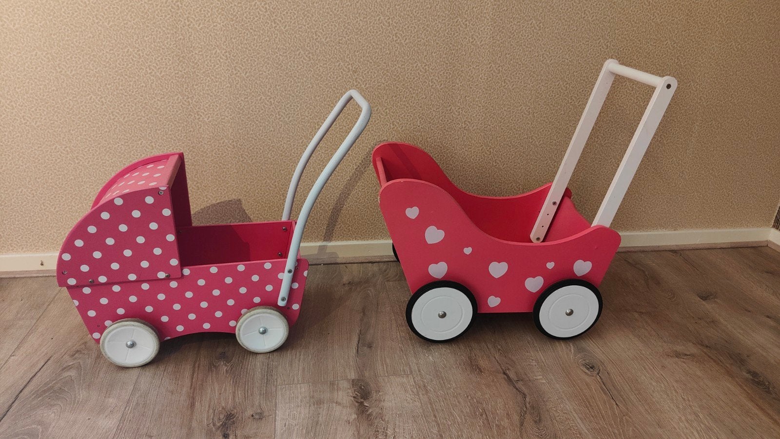 Houten poppenwagen en poppenbuggy roze met stippen/hartjes, Ophalen, Gebruikt, Overige typen