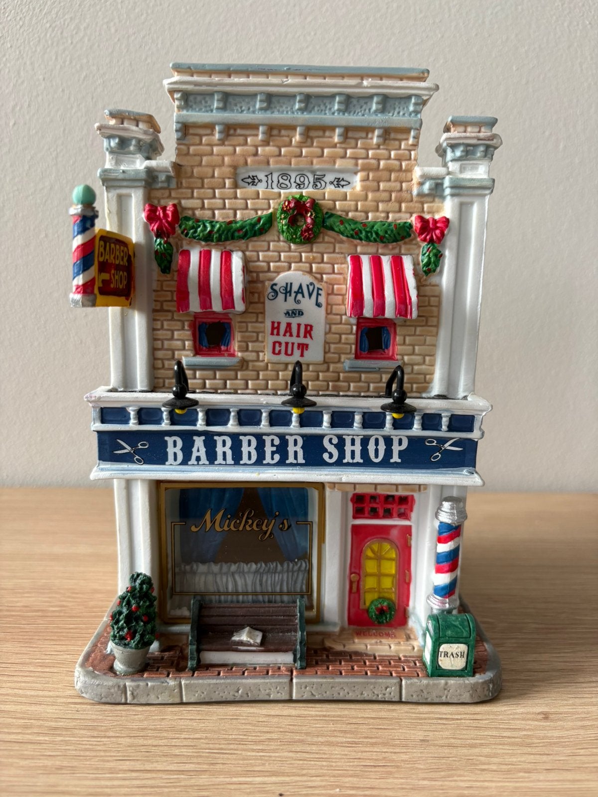 Lemax Mickey’s Barber shop, Diversen, Kerst, Ophalen of Verzenden, Zo goed als nieuw