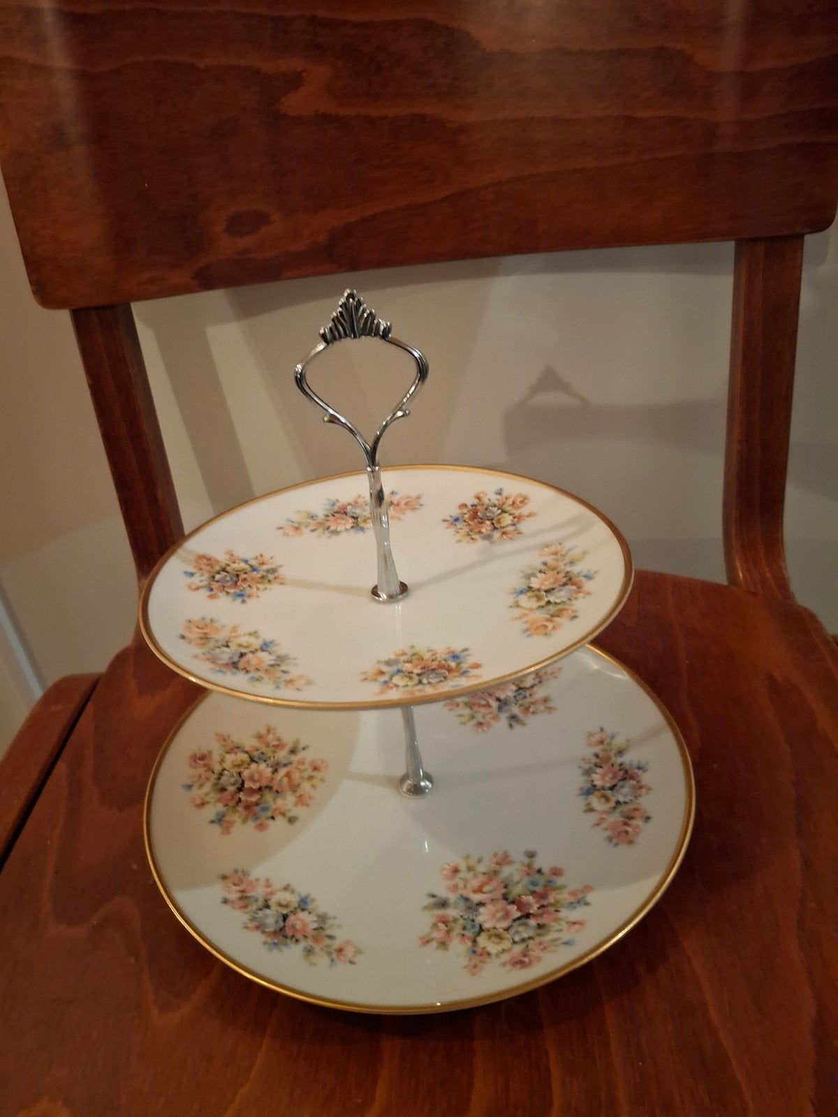 Elegante etagere van porselein met bloemmotief, Antiek en Kunst, Ophalen