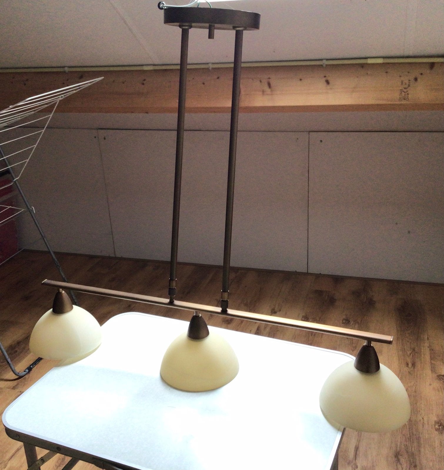 Hanglamp met glazen kappen en messing bevestiging