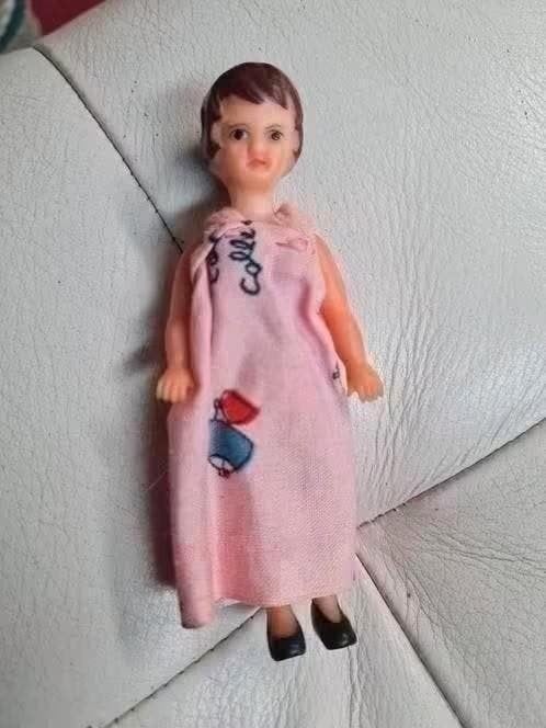 Ari popje 11 cm in roze jurkje, Ophalen of Verzenden, Gebruikt
