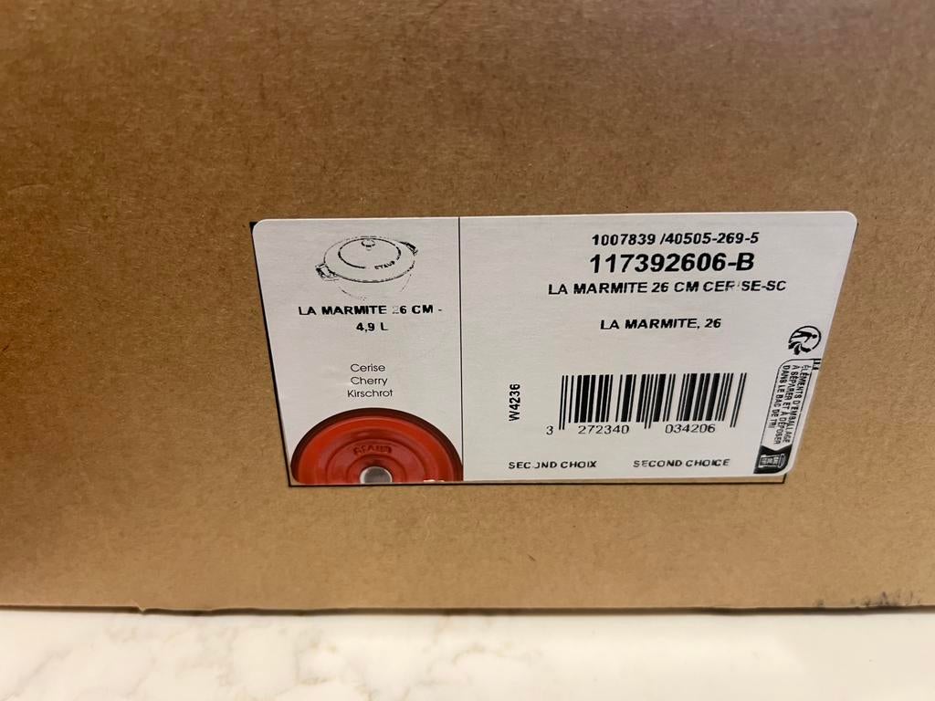Nieuwe Staub Marmite 26 cm Cerise in de doos, Gietijzer, Nieuw, Ophalen of Verzenden, Staub