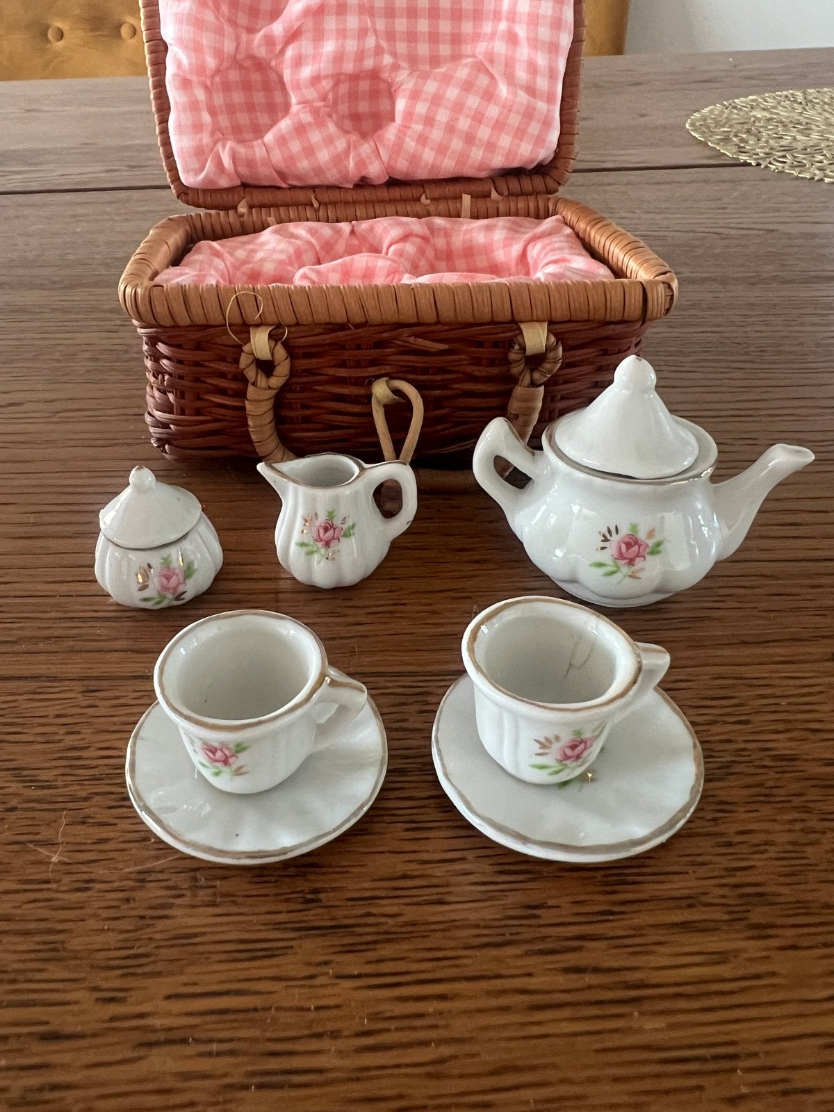 Mini theeservies in rieten koffer, Ophalen of Verzenden, Gebruikt, Overige typen