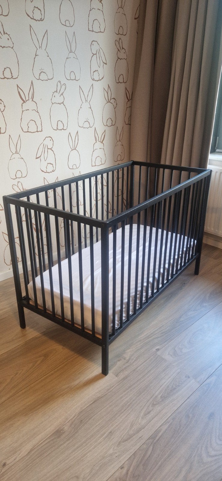 Puck Raw babybed / ledikant zwart 60x120 incl. AeroSleep mat, Kinderen en Baby's, Babywiegjes en Ledikanten, Ophalen, Zo goed als nieuw