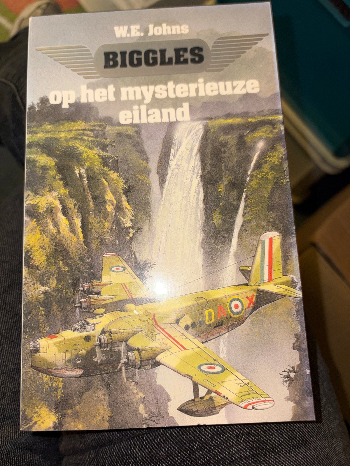 Biggles “Op het mysterieuze eiland” - W.E. Johns, Ophalen of Verzenden, Zo goed als nieuw