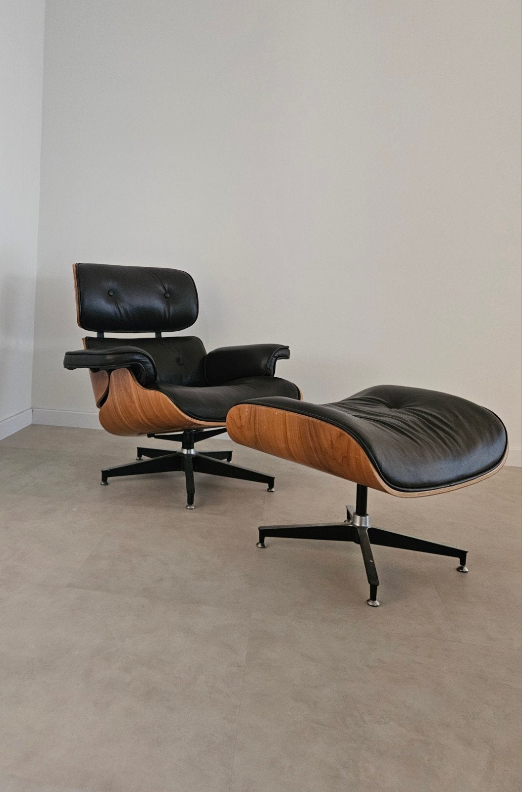 Replica Eames Lounge Chair met voetenbank - Zwart leer, Ophalen, Gebruikt, 75 tot 100 cm, Leer