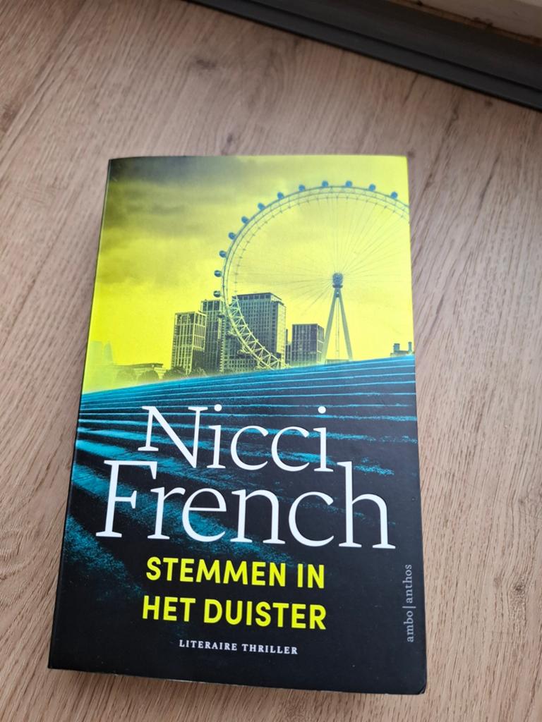 Nicci French - Stemmen in het duister, Boeken, Thrillers, Zo goed als nieuw, Ophalen of Verzenden