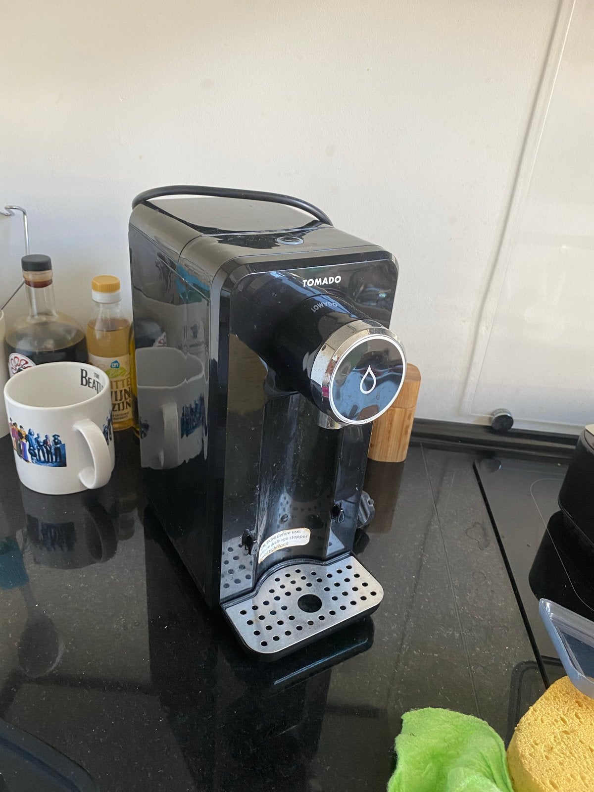 Tomado Waterkoker / Waterdispenser, 1 tot 2 liter, Ophalen, Zo goed als nieuw