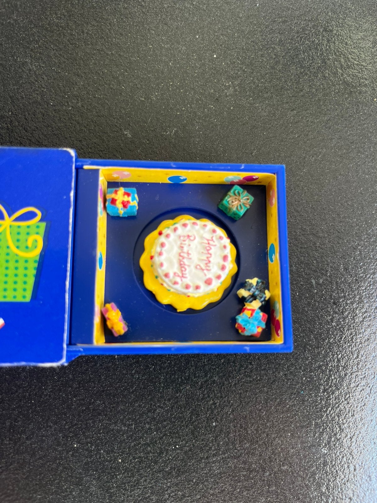 Speeldoosje draaiend taartje speelt happy birthday, Verzamelen, Verzenden, Gebruikt