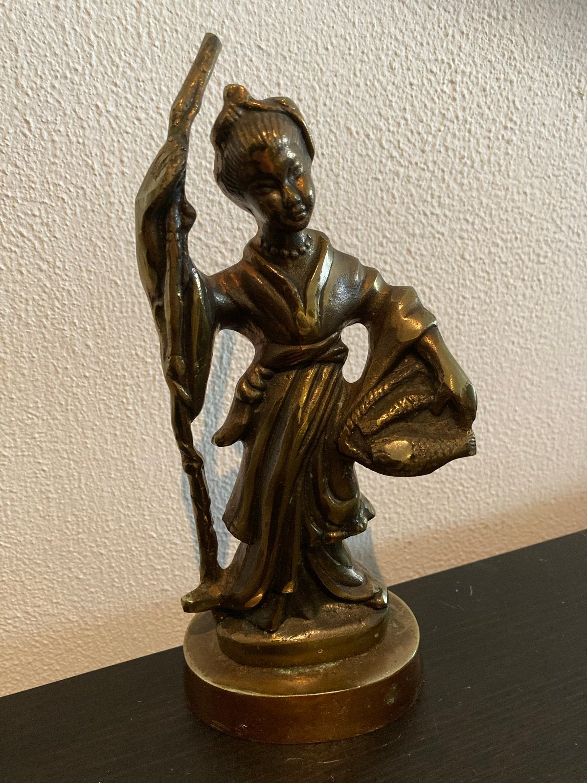 Massief bronzen beeld: Aziatische vissersvrouw met mand, Antiek en Kunst, 20 cm, Goud, Handgemaakt, Ophalen of Verzenden