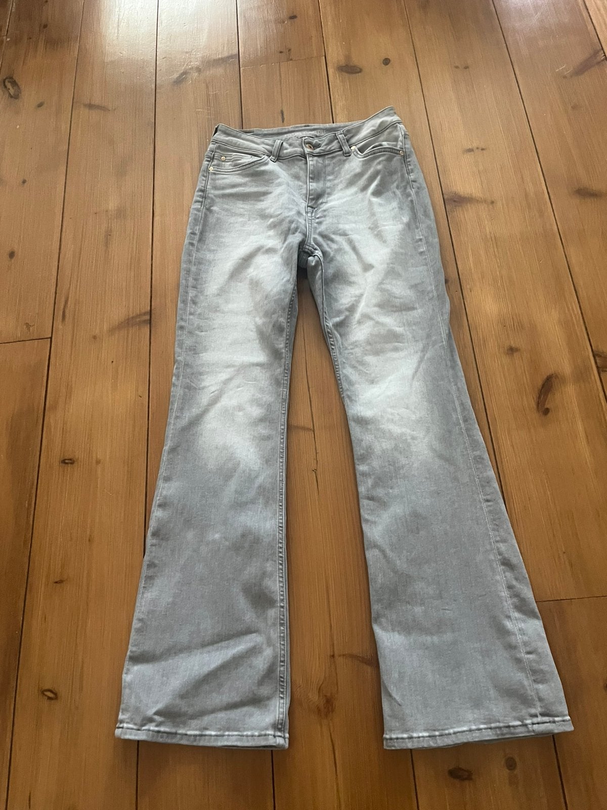 Mooie grijze flare jeans Studio Anneloes, S/M, Verzenden, Zo goed als nieuw, Grijs, W30 - W32 (confectie 38/40)