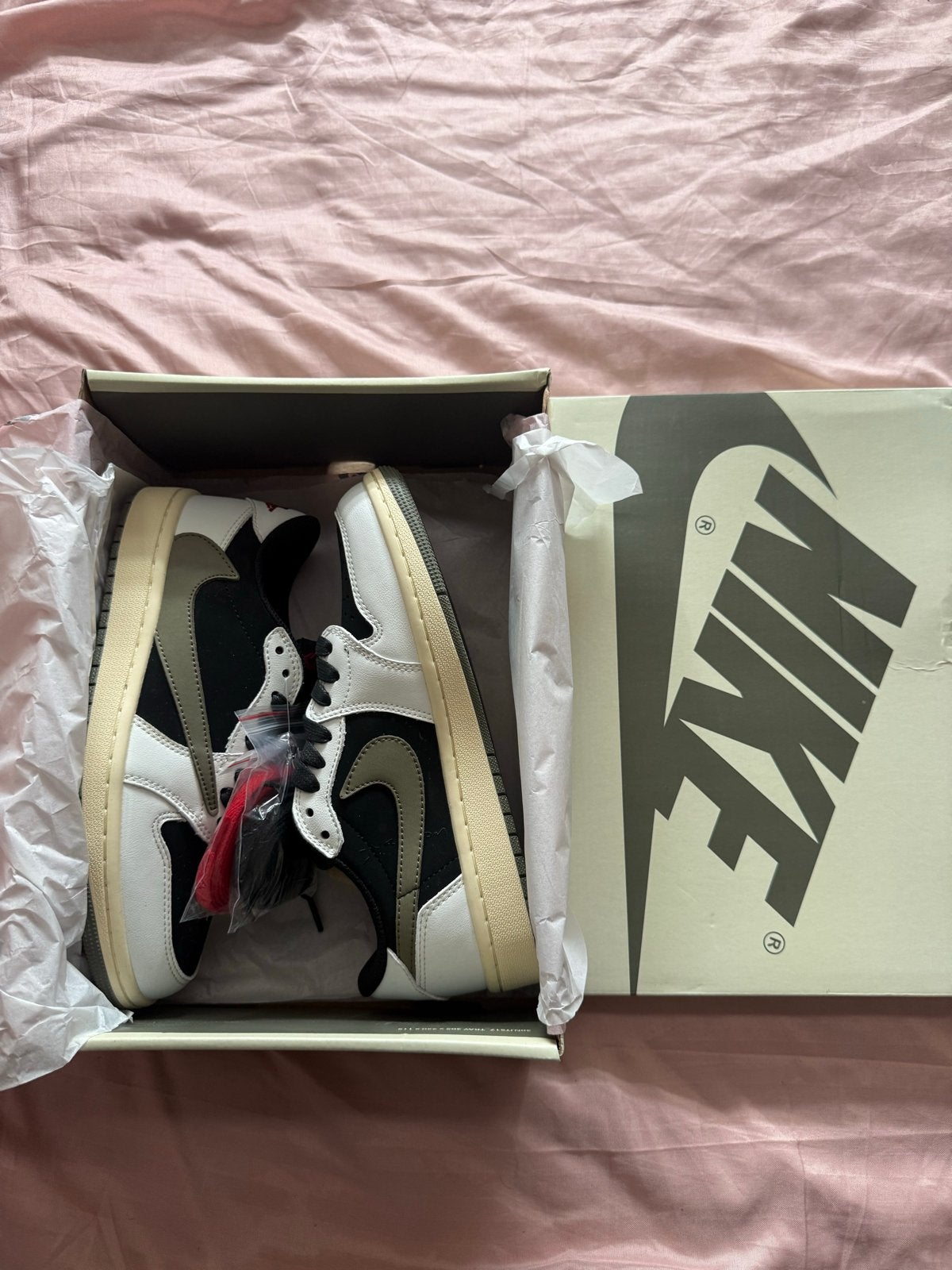 Nike Travis Scott x Air Jordan 1 Low Green - Nieuw, Kleding | Dames, Ophalen of Verzenden, Nieuw, Groen, Sneakers of Gympen