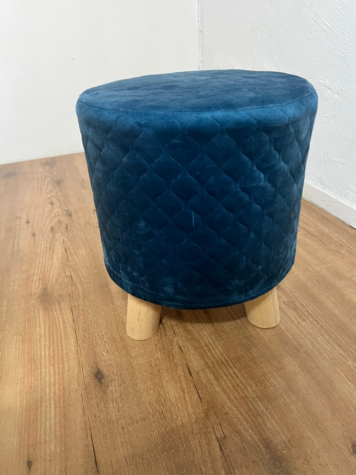 Stijlvolle blauwe fluwelen poef met houten poten, Huis en Inrichting, Minder dan 50 cm, Rond, Ophalen of Verzenden, Zo goed als nieuw