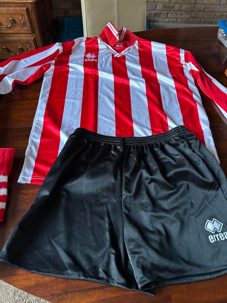 Voetbal tenue nieuw en scheenbeschermers, Ophalen of Verzenden, Zo goed als nieuw, Voetbal