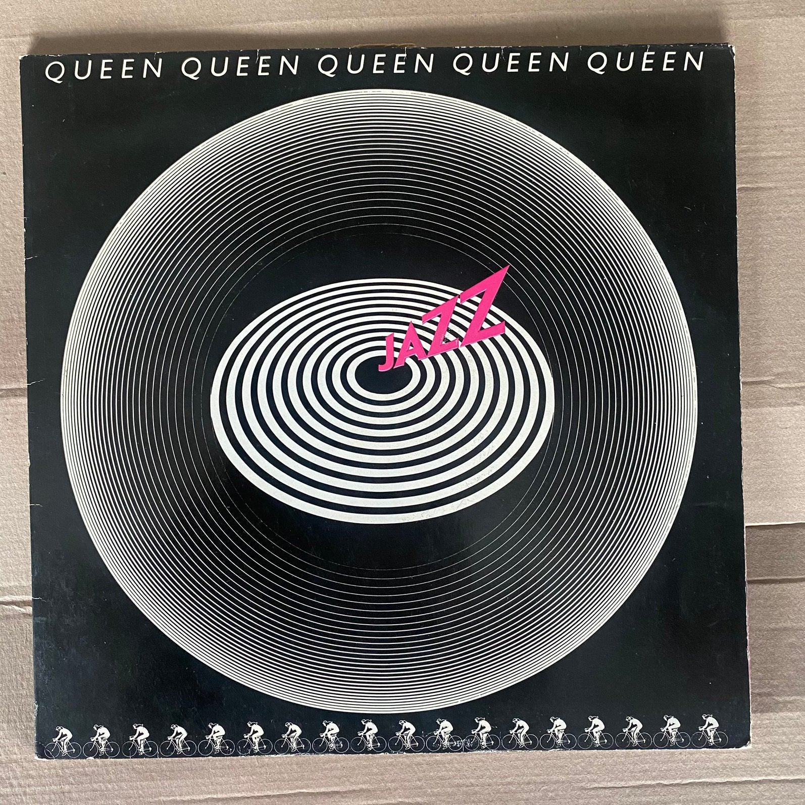 Lp - Queen - jazz (embosed hoes en poster), Ophalen of Verzenden, Zo goed als nieuw, 12 inch, Poprock