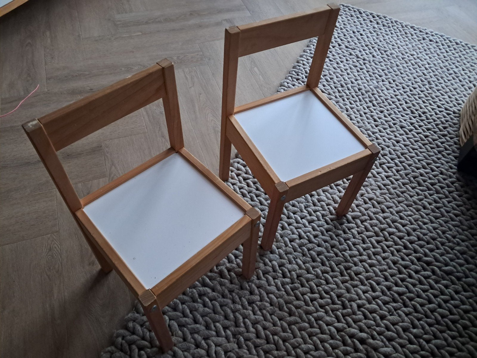 2 kinder IKEA stoelen, Kinderen en Baby's, Kinderkamer | Tafels en Stoelen, Ophalen, Gebruikt, Stoel(en)
