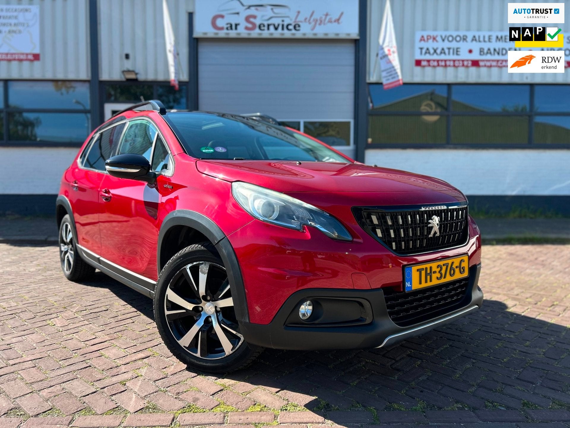 Peugeot 2008 1.2 PureTech GT-line Pano / Trekhaak / Navi / C, Auto's, Peugeot, Voorwielaandrijving, Leder en Stof, Origineel Nederlands