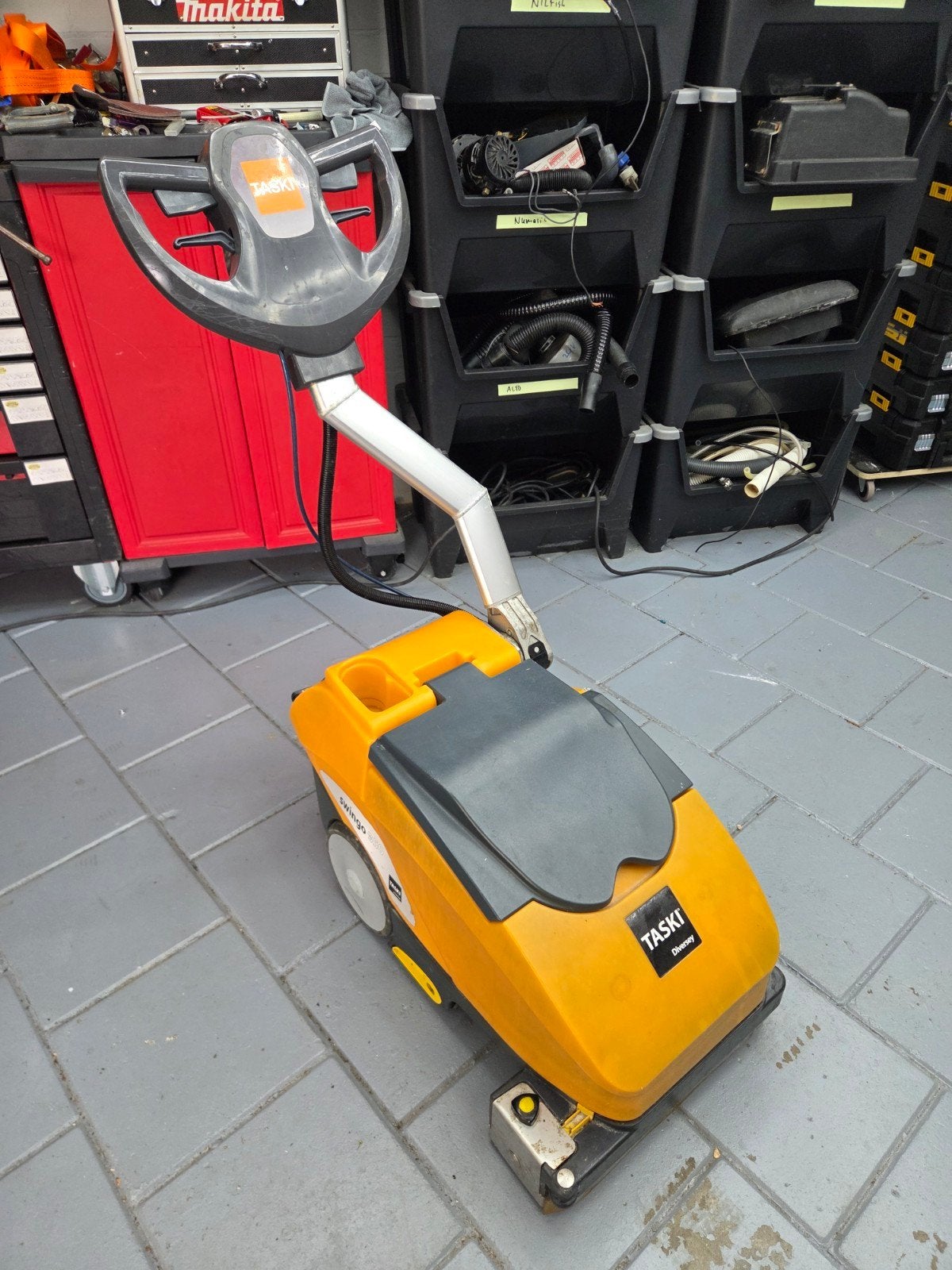 Schrobzuigmachine Taski Swingo 350b, Doe-het-zelf en Verbouw, Reinigingsmachines, Ophalen, Gebruikt, Schrobmachine