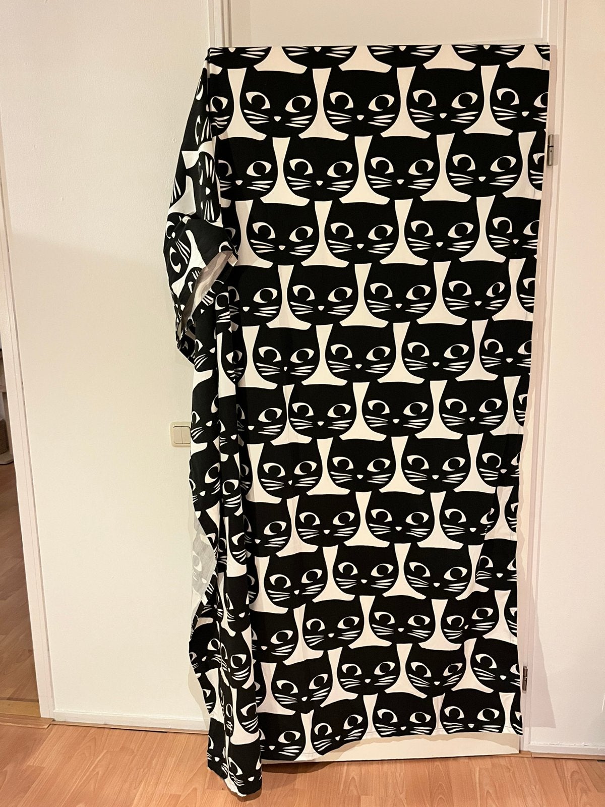 Twee ikea gordijnen met ringen en katten print (mattram), Ophalen of Verzenden, Gebruikt, 100 tot 150 cm, 200 cm of meer