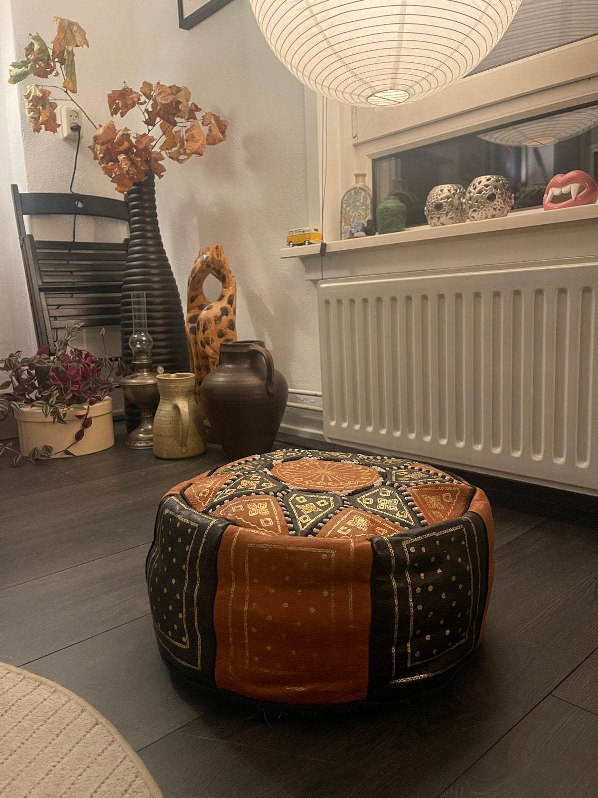 Handgemaakte leren poef uit Marokko, Huis en Inrichting, Rond, Ophalen of Verzenden, Zo goed als nieuw, Minder dan 50 cm