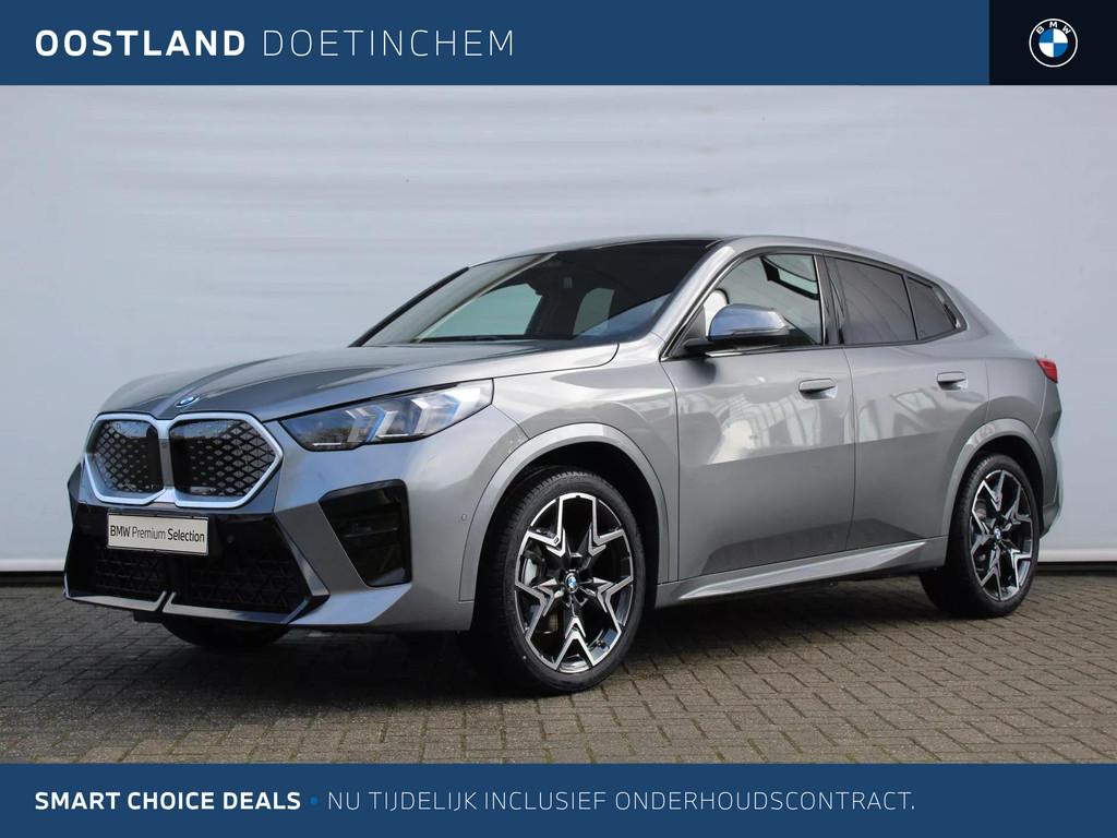 BMW iX2 eDrive20 M Sport / Sportstoelen / Achteruitrijcamera, Auto's, BMW, IX2, Met garantie (alle), Origineel Nederlands, 204 pk
