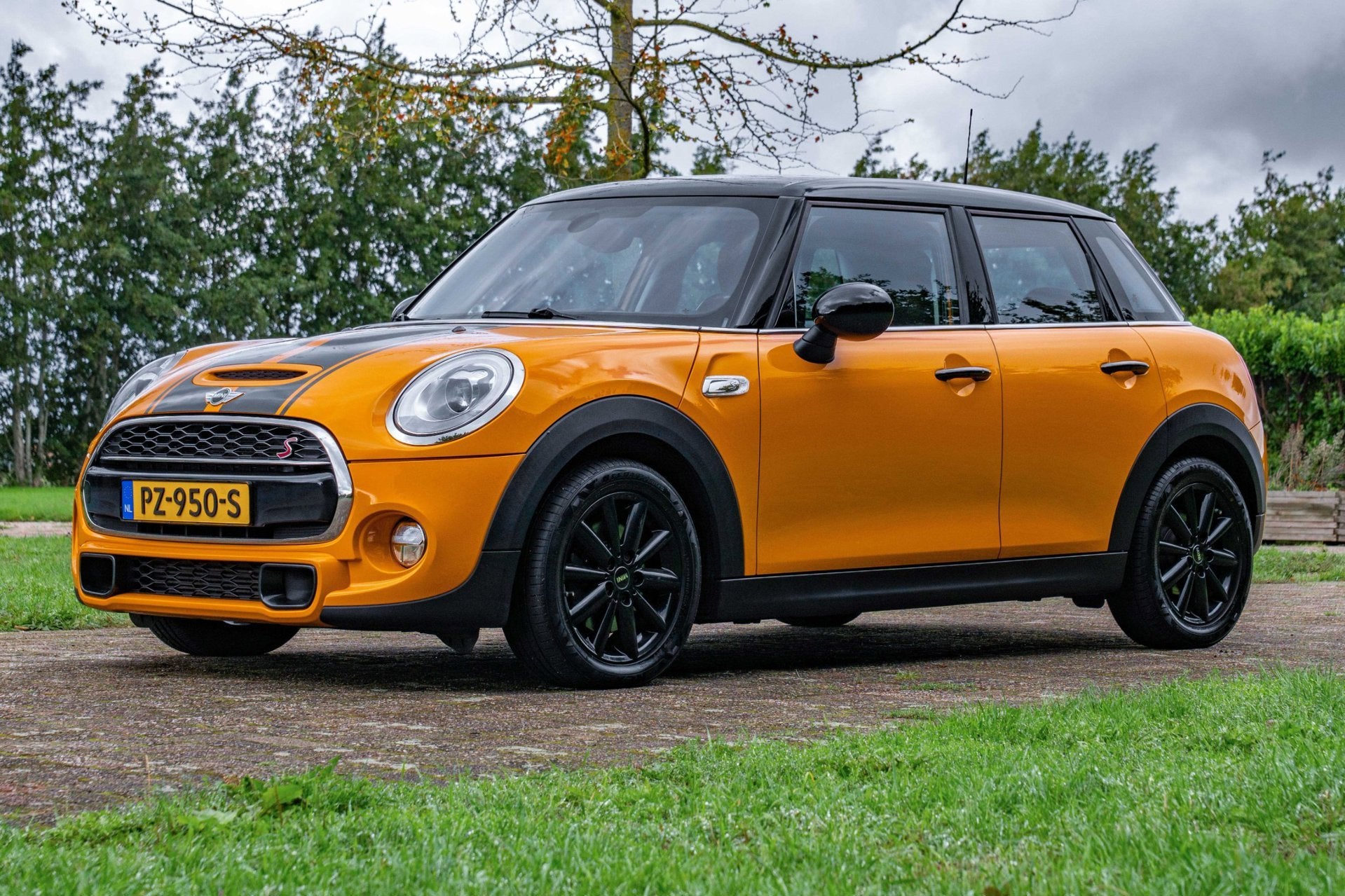 Mini Mini 2.0 Cooper S Chili Serious Business Automaat +NAP, Auto's, Gebruikt, Leder en Stof, Origineel Nederlands, Bedrijf
