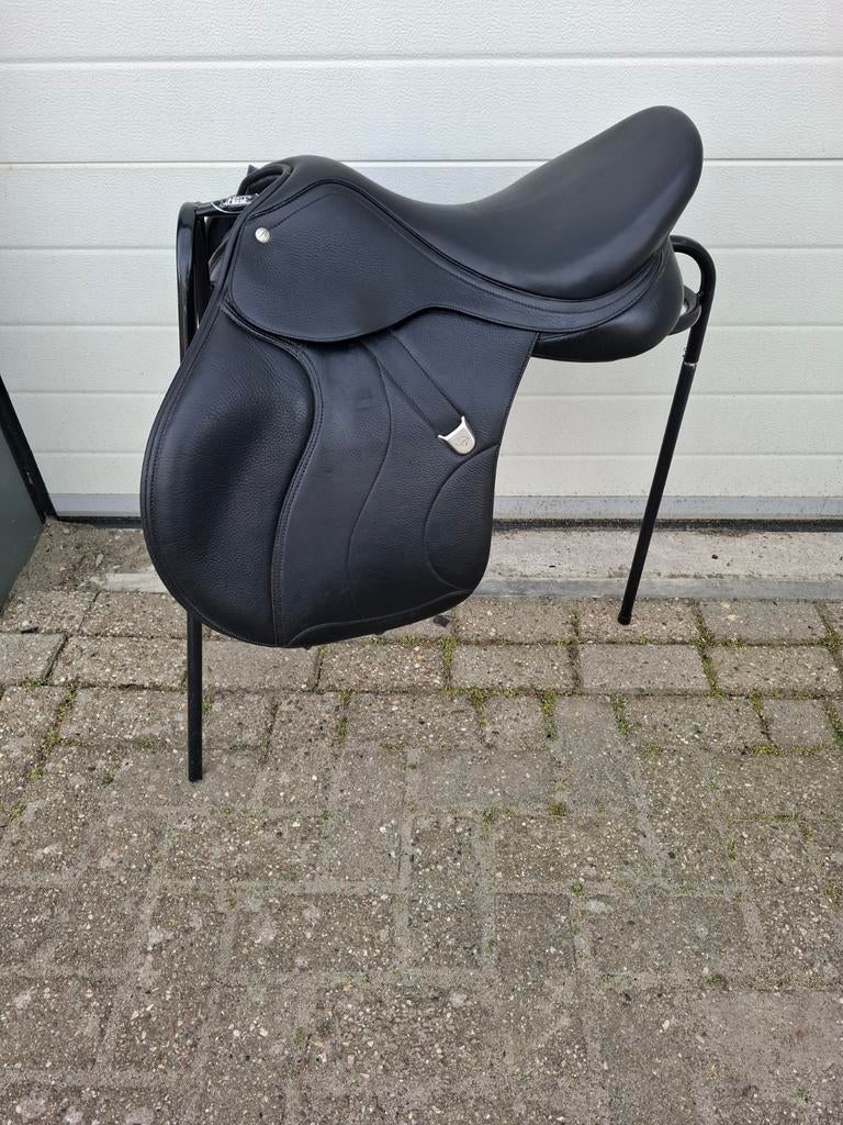 Bates vzh 17 hart, Dieren en Toebehoren, Paarden en Pony's | Zadels, Dressuur, Ophalen of Verzenden, Zo goed als nieuw