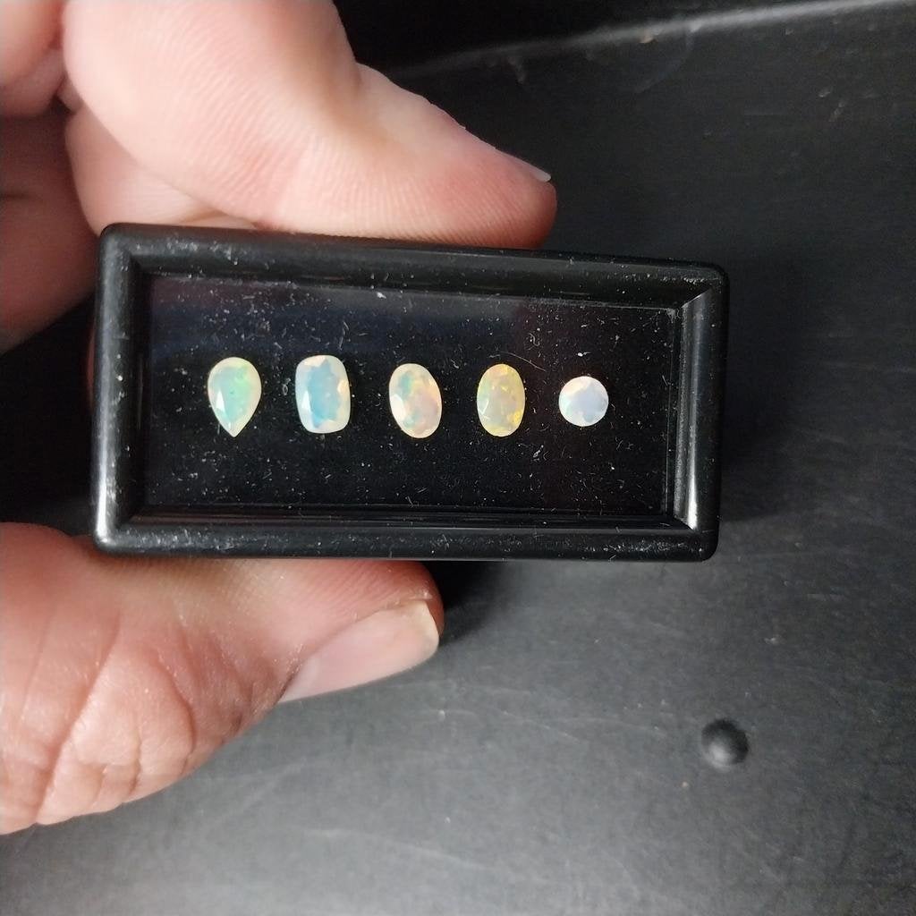 5 facet geslepen welo opaal met regenboog gloed, Ophalen of Verzenden