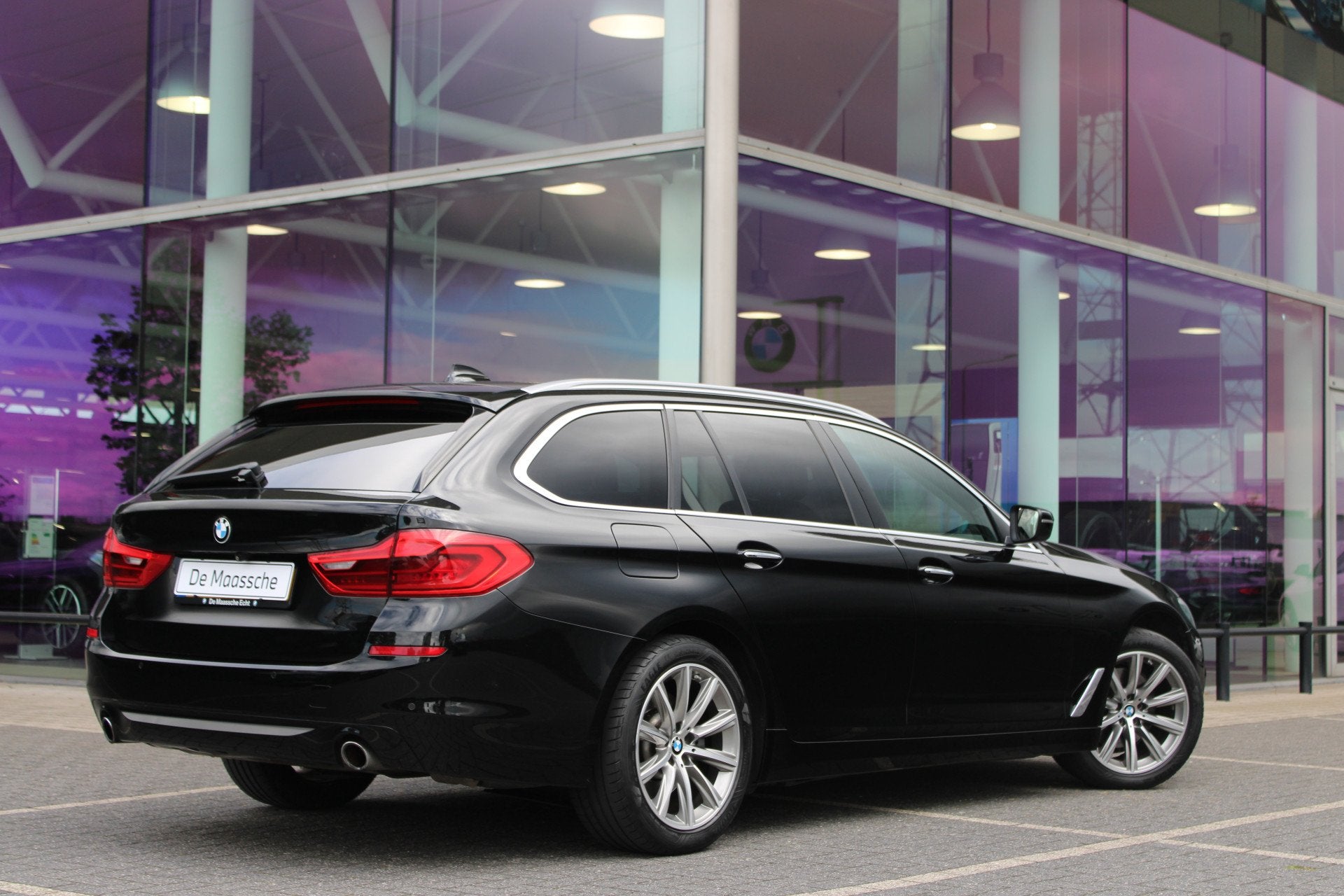 BMW 5 Serie Touring 520i High Executive Automaat / Achteruit, Automaat, Gebruikt, 4 cilinders, Zwart