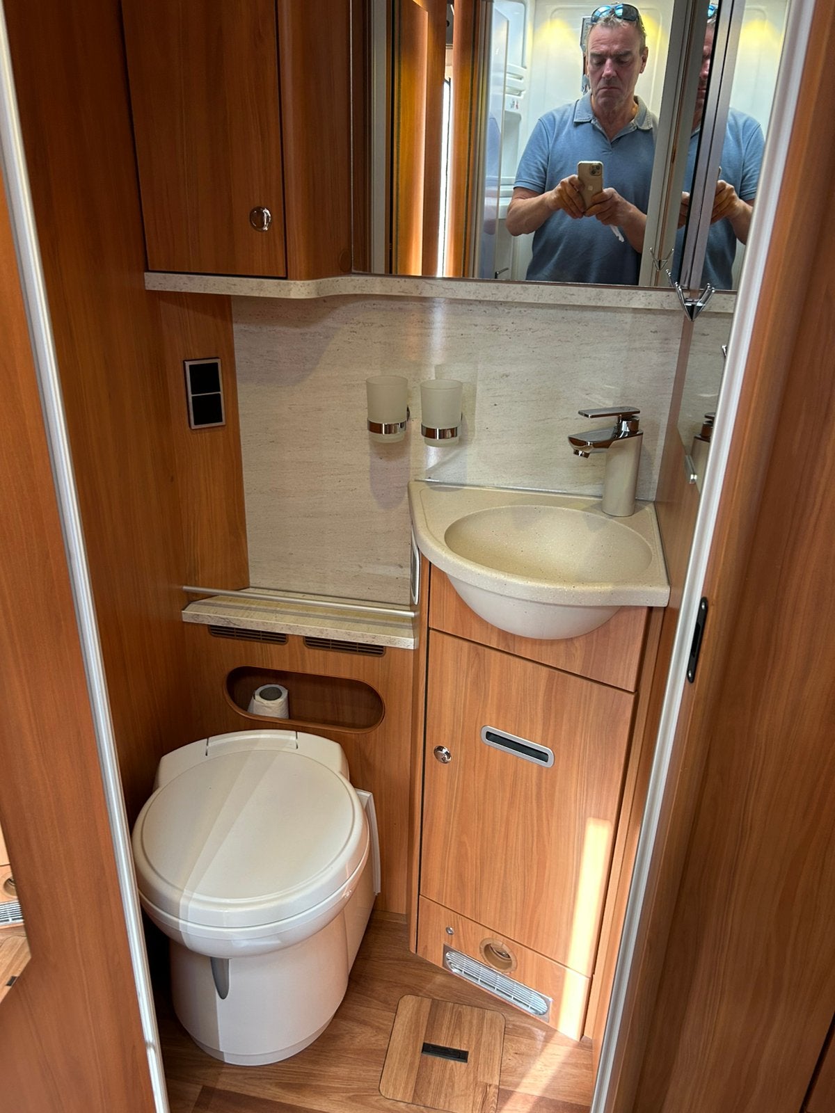 Foto 21 van Hymer B 534 DL Integr.Camper met autom.motor airco als nieuw