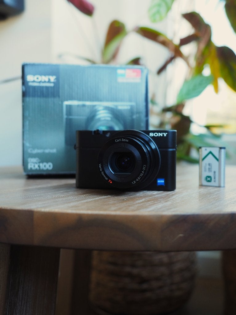 Sony RX100 in nieuwstaat. Met doos, 2 accu's en lader., Accu, Bluetooth, Ophalen of Verzenden, Zo goed als nieuw