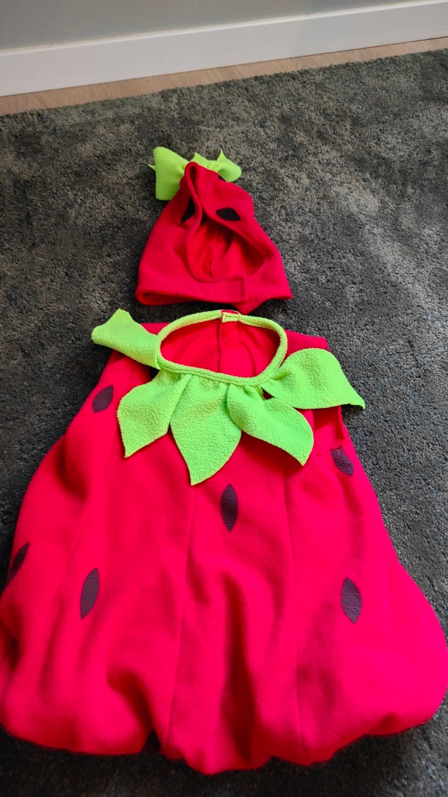 Leuk aardbei verkleedpakje met mutsje, Kinderen en Baby's, Carnavalskleding en Verkleedspullen, Ophalen of Verzenden, Zo goed als nieuw