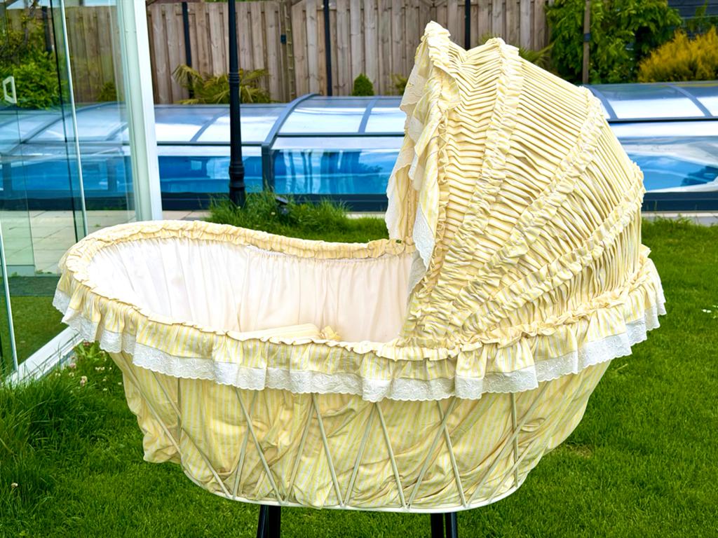 Mooie beklede ijzeren wieg met gele accenten, Kinderen en Baby's, Babywiegjes en Ledikanten, Ophalen, Gebruikt, Wieg