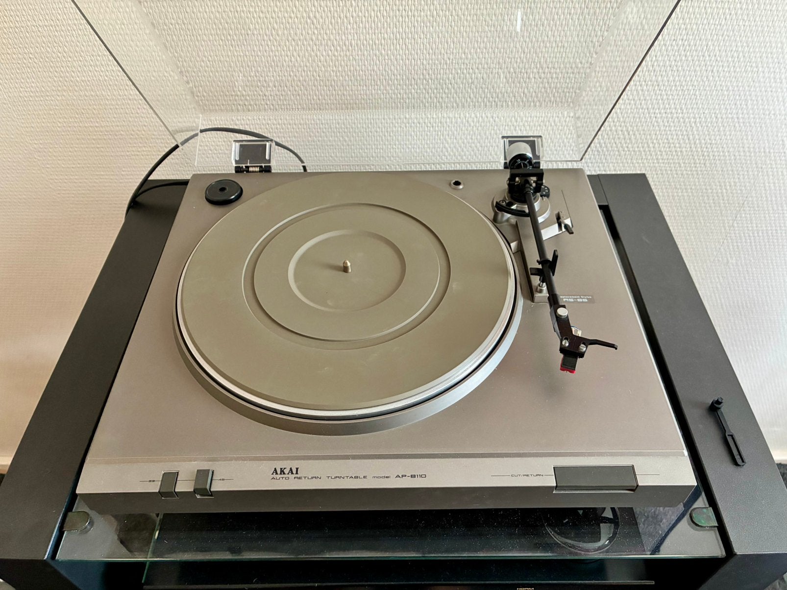Akai AP-B110 belt-drive platenspeler, Ophalen, Automatisch, Zo goed als nieuw, Platenspeler