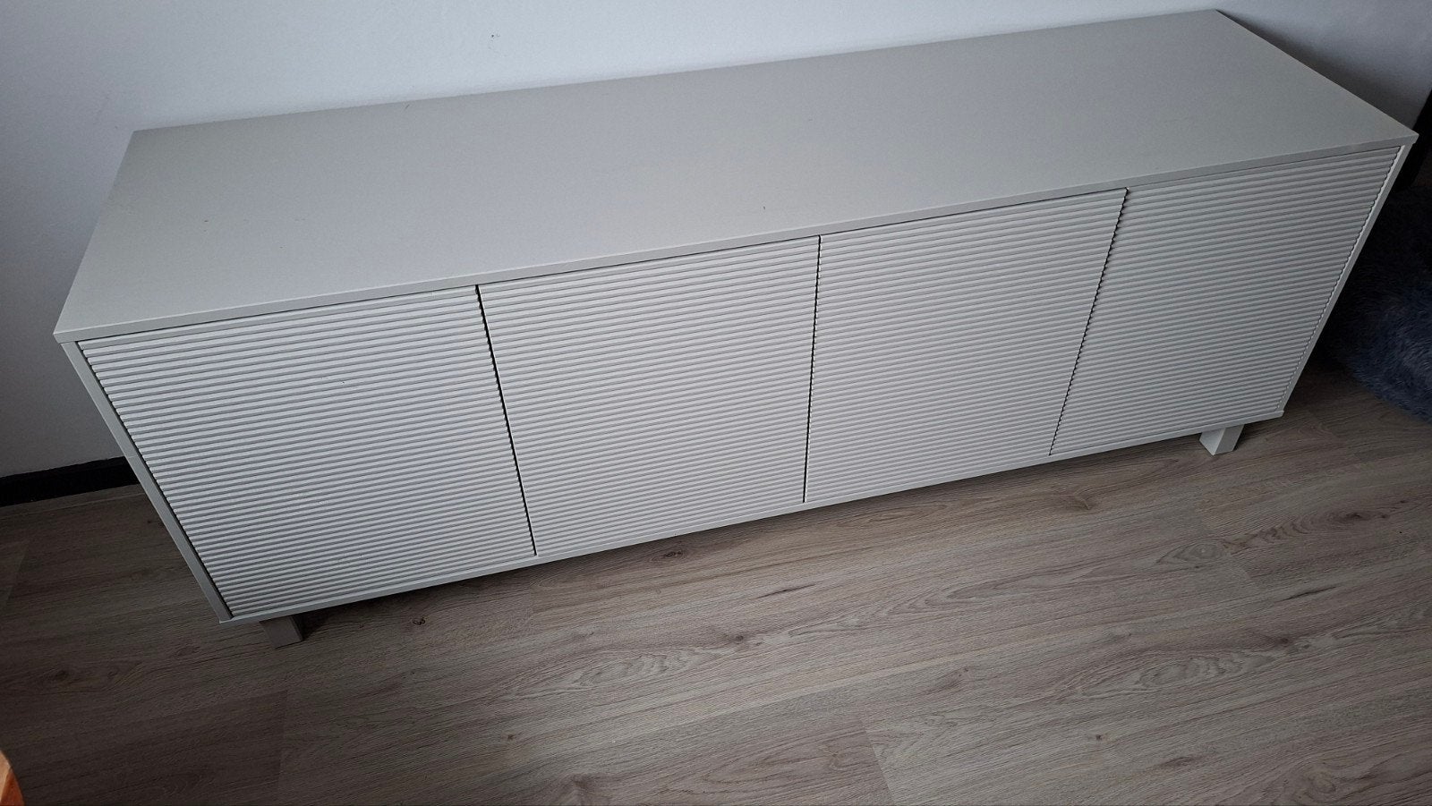 WOOOD dressoir/tv kast Della grenenhout wolkengrijs, Ophalen, Met deur(en), 150 tot 200 cm, Zo goed als nieuw
