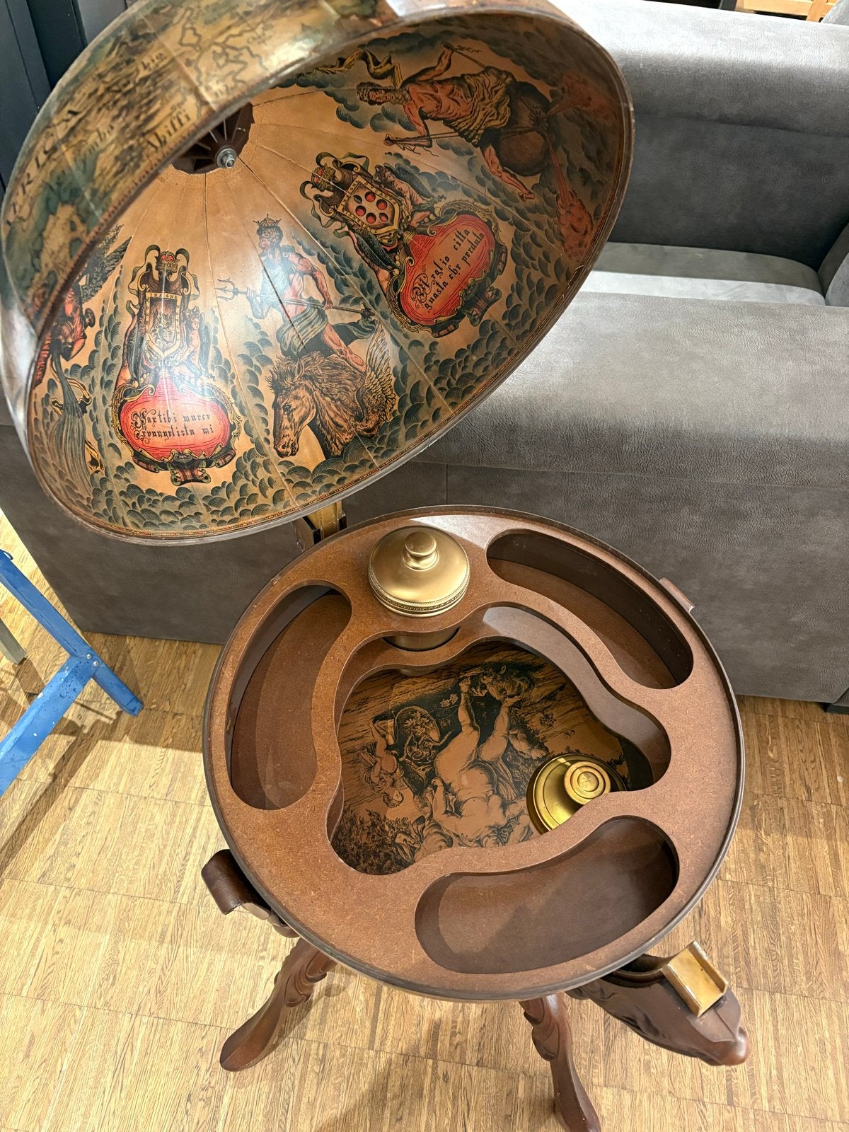 Antieke wereldbol met drankenkastje, Ophalen
