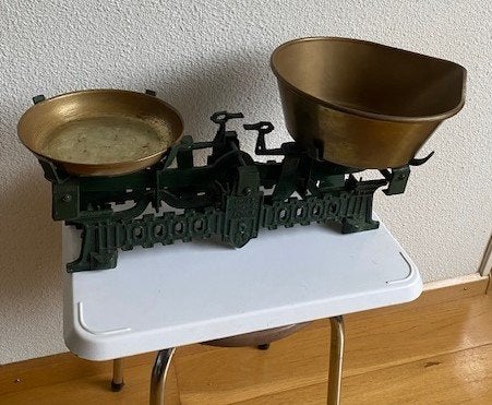 Heel oude weegschaal met koperen bakken, Ophalen of Verzenden, Koper
