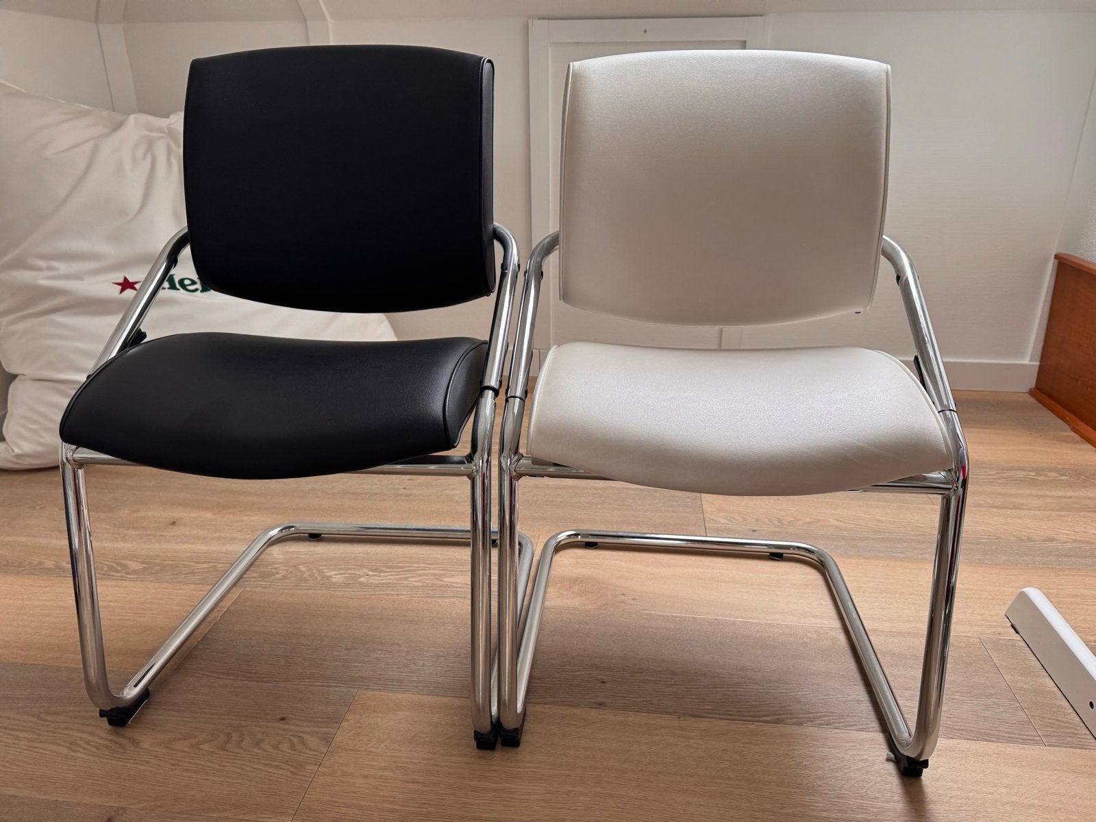 2 originele Hülsta now! designstoelen - zwart en wit, Ophalen, Twee, Wit, Zo goed als nieuw