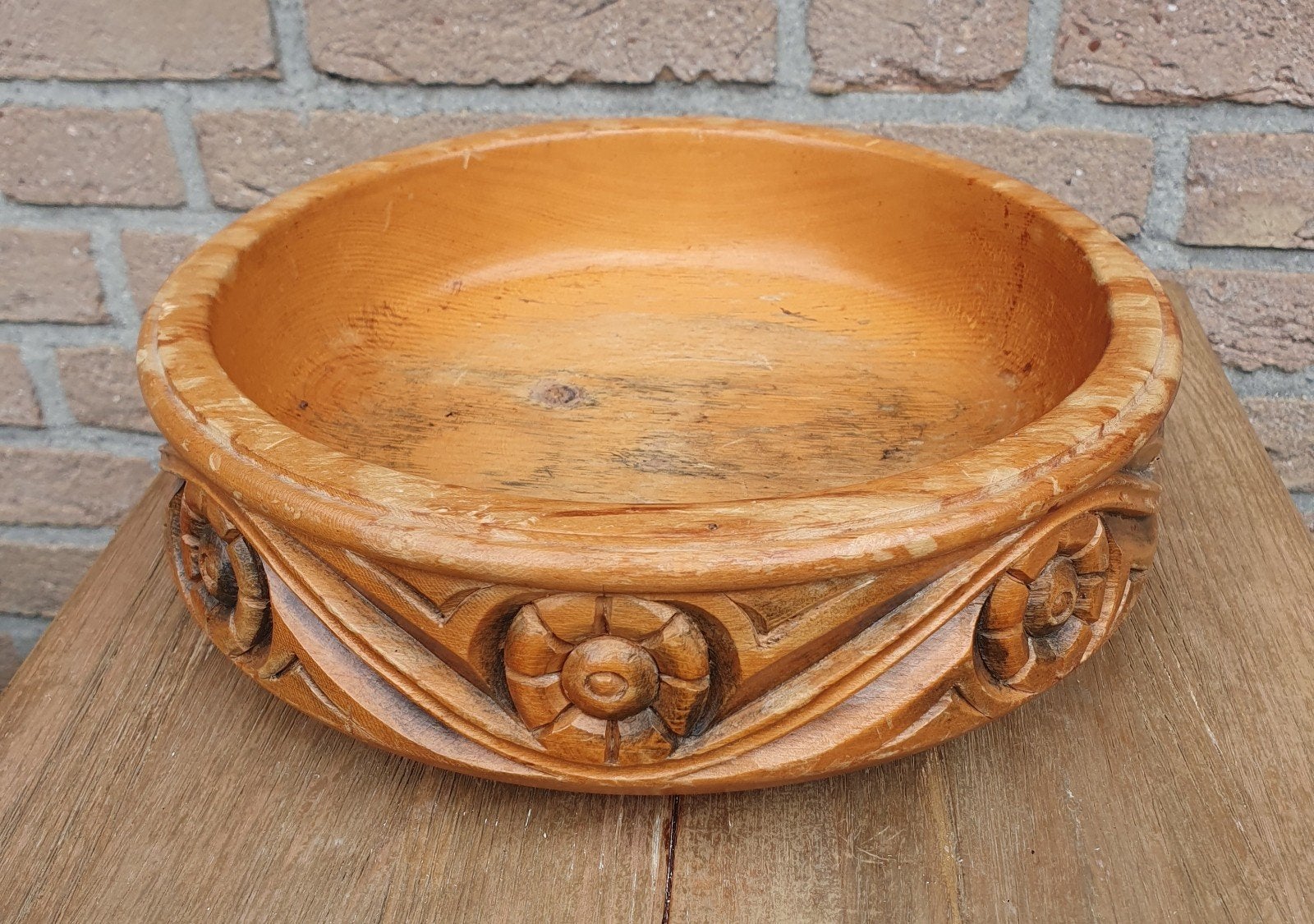 Vintage handgesneden houten schaal – Grenen met florale rand, Huis en Inrichting, Woonaccessoires | Schalen en Manden, Gebruikt
