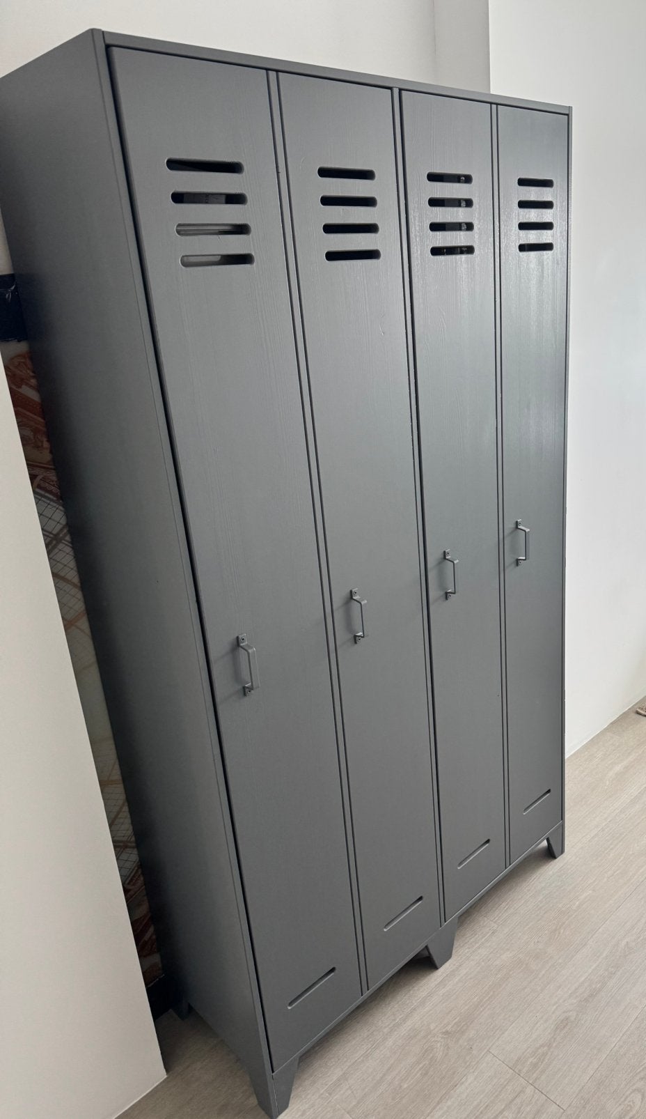 WOOOD Stijn 2-deurs lockerkast hoog - grijs - grenenhout, Ophalen, Zo goed als nieuw, Modern insustrieel