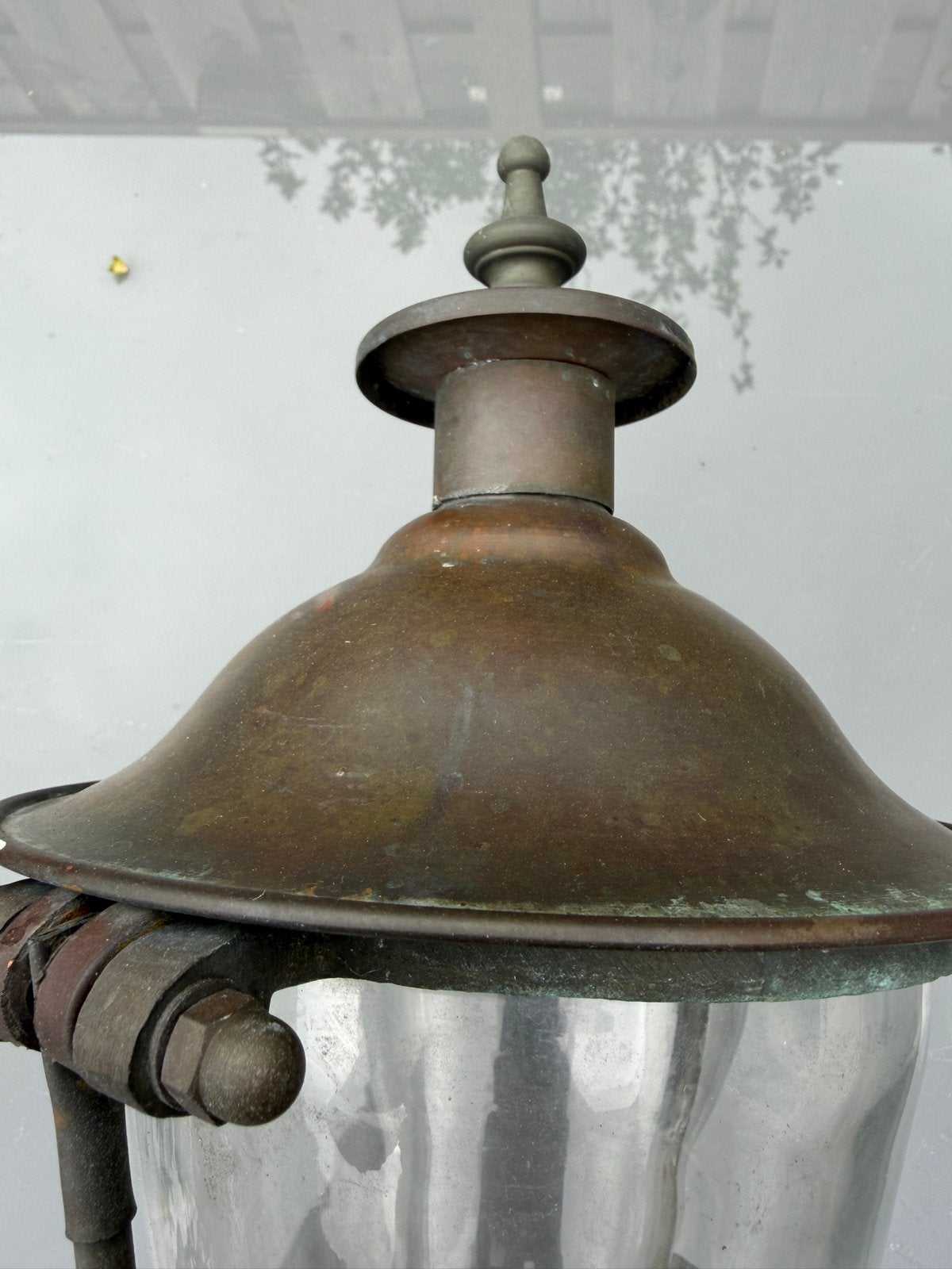 Antieke koperen buitenlamp met sierlijke muurbeugel, Ophalen