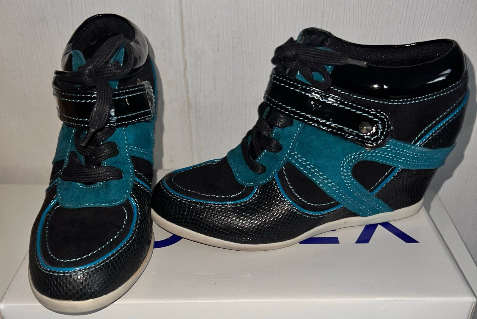 Zgan sneakers met sleehak maat 39, Zwart, Ophalen of Verzenden, Sneakers of Gympen, Zo goed als nieuw
