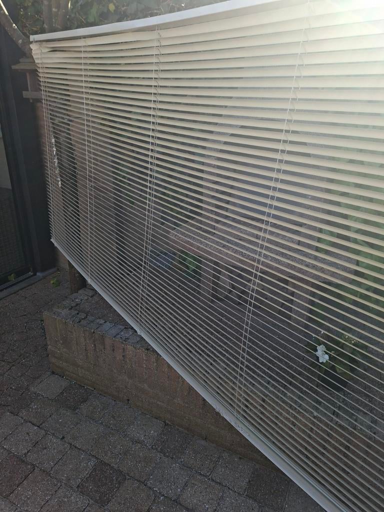 2 aluminium jaloezieën, 229cm x 180cm en 1 van 225cm x 170, Ophalen, Gebruikt, Crème