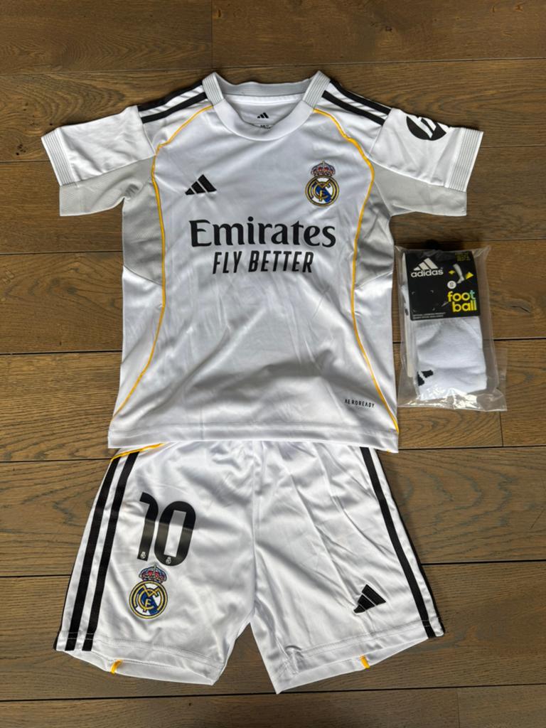 Nieuw Real Madrid Kylian Mbappe voetbaltenue thuis, Maat XS of kleiner, Ophalen of Verzenden, Nieuw, Set