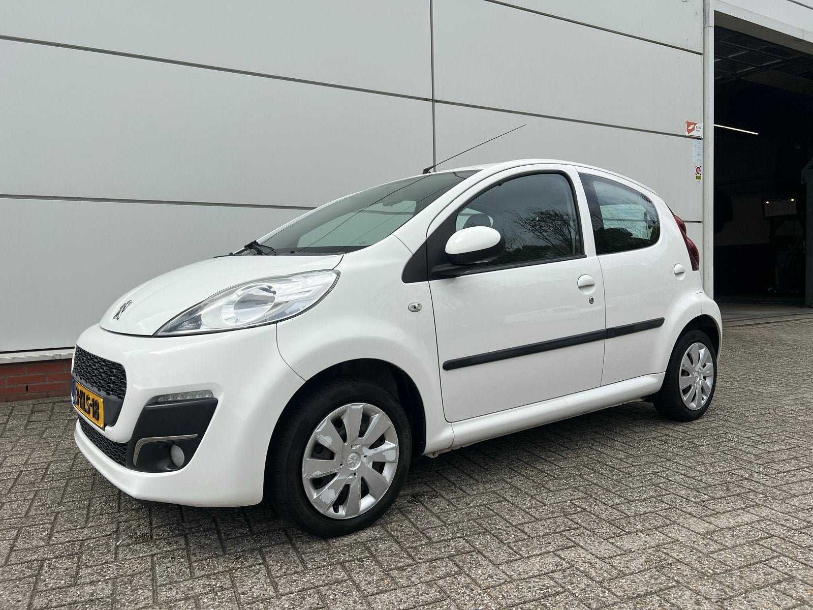 Peugeot 107 1.0 12V 5DR 2013 Wit, Voorwielaandrijving, 4 stoelen, Origineel Nederlands, Handgeschakeld