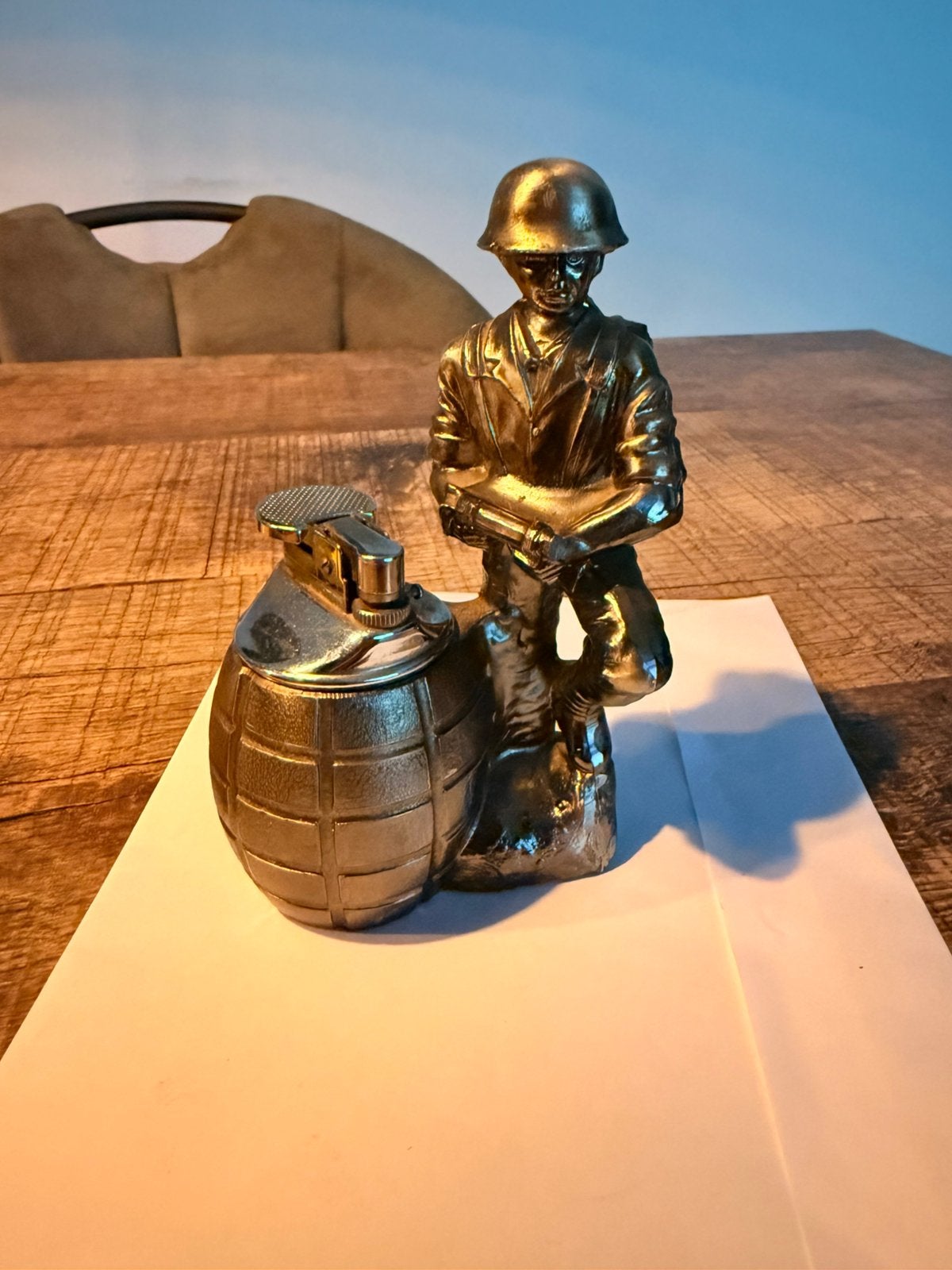 Aansteker soldaat en handgran aat leger ww2 wo2 ww1 wo1, Ophalen of Verzenden, Zo goed als nieuw, Aansteker