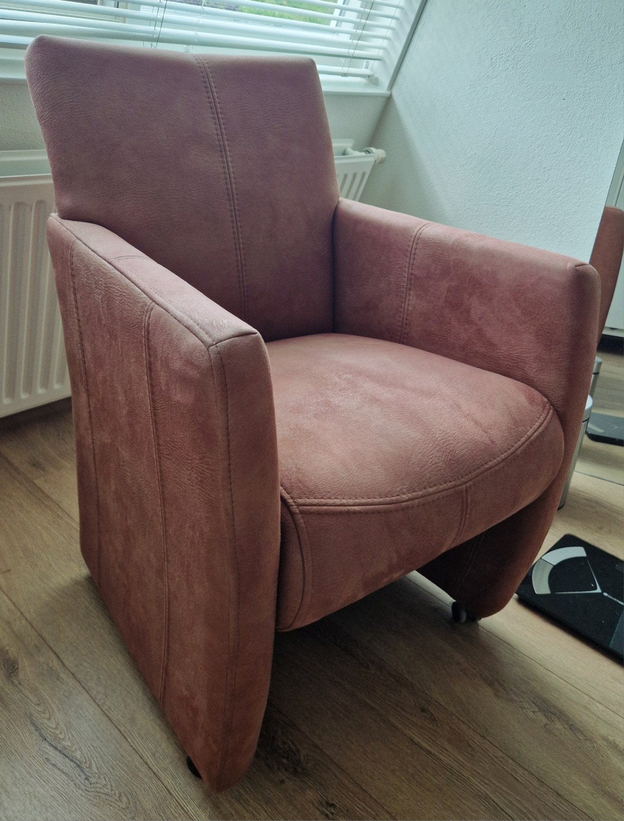 2 bruine eetkamer stoelen met wieltjes, Ophalen, Gebruikt, Minder dan 75 cm, Leer