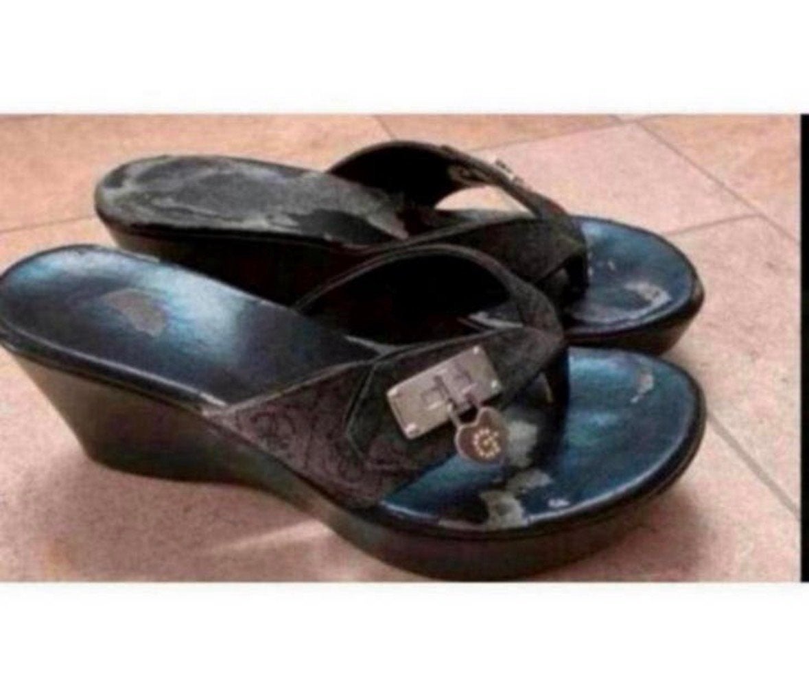 Guess teenslipper met hak maat 37, Ophalen of Verzenden, Gedragen, Zwart, Slippers