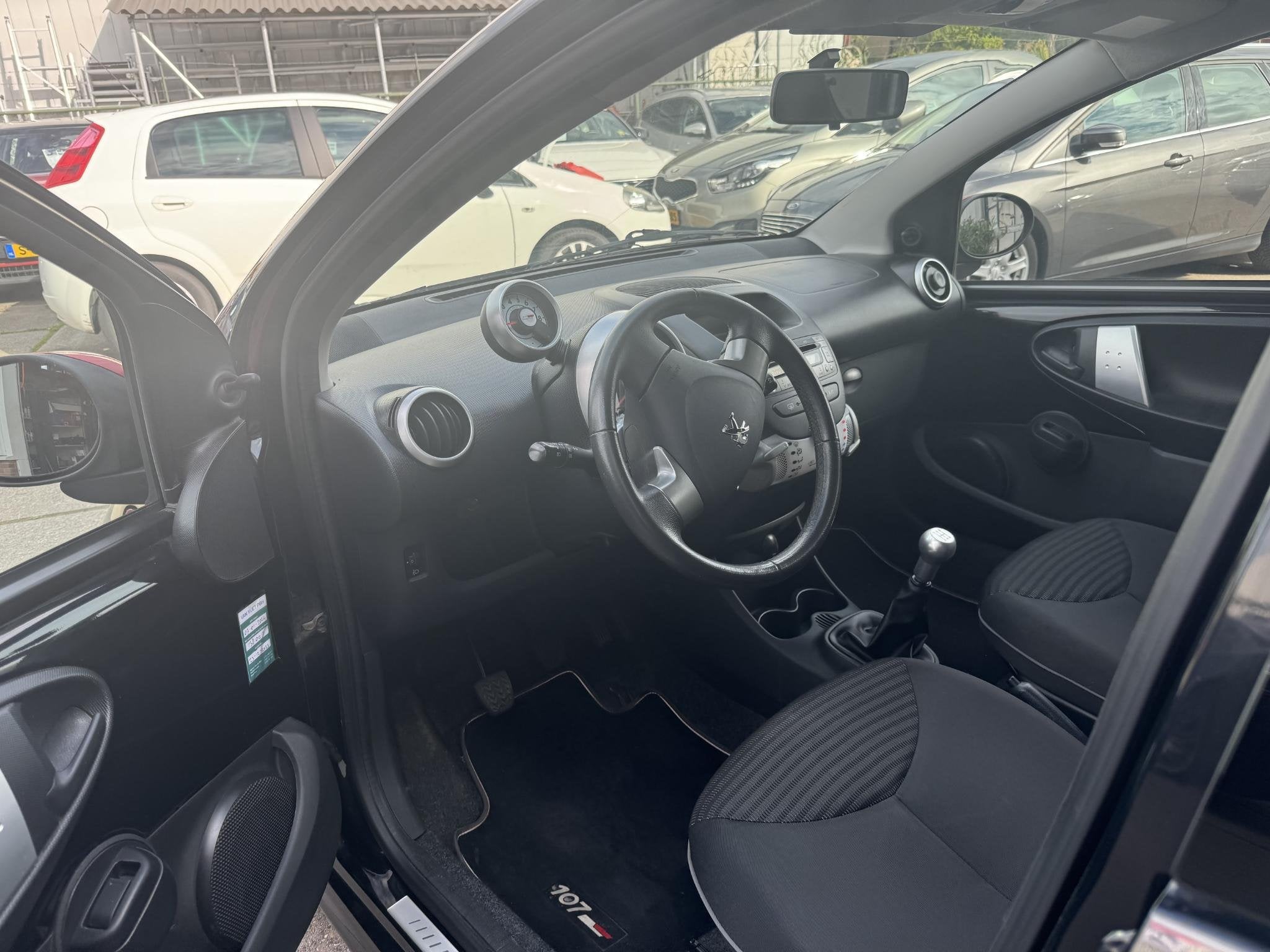 Peugeot 107 1.0 Sportium Airco, radio, Voorwielaandrijving, Euro 5, Stof, Gebruikt